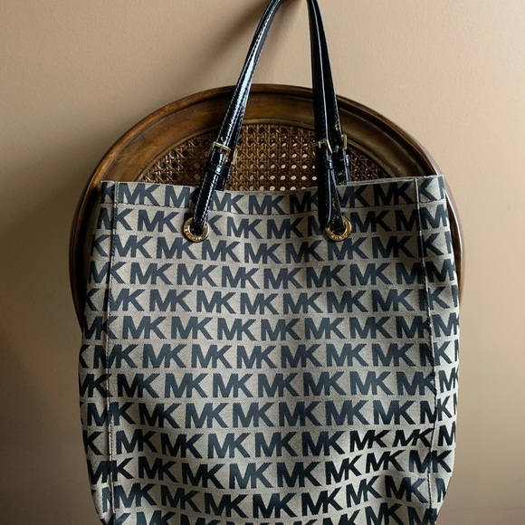 Michel Kors bag - Picture 2 of 2